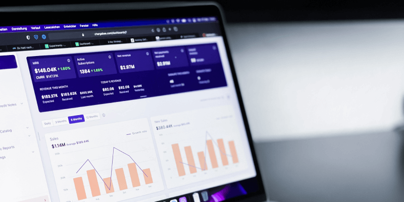 Gráfica fluctuando en una pantalla de ordenador